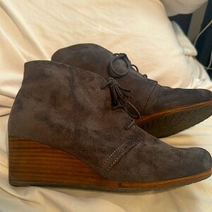 Dr. Scholl's Dakota Wedge Bootie in Dark Grey Size 10
